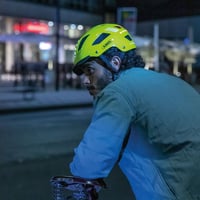 Cyklistická prilba ABUS Hyban 2.0 LED s predným a zadným svetlom, s tvrdou škrupinou, pre mužov a ženy – strieborná lesklá, veľkosť M 5