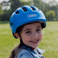Detská cyklistická prilba ABUS Smiley 3.0 pre dievčatá a chlapcov, s hlbokým strihom, otvorom na vrkoč, ružovým motívom motýľov, veľkosť S 2