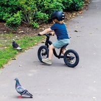 Detská cyklistická prilba ABUS Smiley 3.0 s hlbokým strihom a priestorom na vrkoč, pre dievčatá a chlapcov, so vzorom zeleného robota, veľkosť S 6