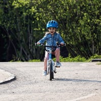 Detská cyklistická prilba ABUS Smiley 3.0 s hlbokým strihom, priestorom na vrkoč, veľkosť S (45-50 cm), svetlomodrá s motívom krokodíla, pre dievčatá 2