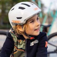Detská cyklistická prilba ABUS Smiley 3.0 LED so svetlom, ružová s jahodovým vzorom, veľkosť M, pre dievčatá a chlapcov 2