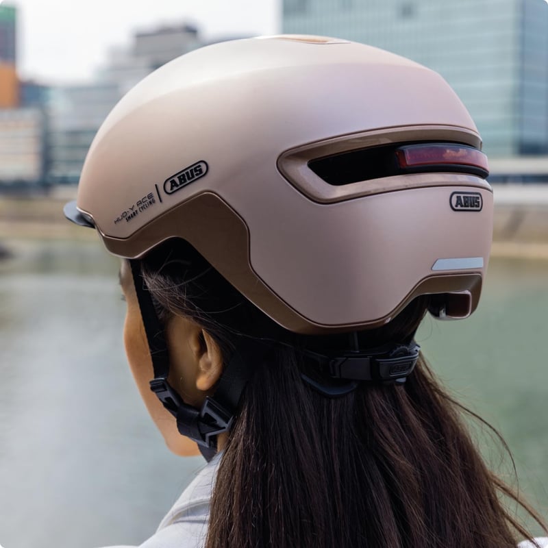 ABUS Urban Helmet HUD-Y mágneses LED hátsó lámpával és záródással - L (57 - 61 cm), Beige (champagne gold)