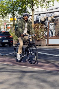 Cyklistická prilba ABUS Urban-I 3.0 so zadným svetlom a magnetickou prackou – lesklá sivá – veľkosť L 5
