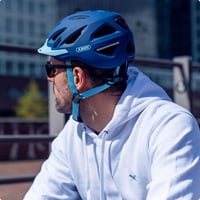 Mestská cyklistická prilba ABUS Urban-I 3.0 so zadným svetlom, šiltom a magnetickou prackou - tmavomodrá, veľkosť XL 6