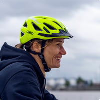 Mestská cyklistická prilba ABUS Urban-I 3.0 so zadným svetlom, šiltom a magnetickou prackou – žltá, veľkosť XL 5
