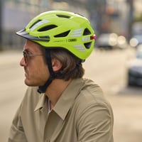 Cască de ciclism urban ABUS Urban-I 4.0, mărimea L, culoare galbenă, cu lumină spate reîncărcabilă, cataramă magnetică, cozoroc și orificiu pentru coadă de cal 8