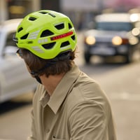 Cască de ciclism urban ABUS Urban-I 4.0, mărimea L, culoare galbenă, cu lumină spate reîncărcabilă, cataramă magnetică, cozoroc și orificiu pentru coadă de cal 9