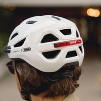 Mestská cyklistická prilba ABUS Urban-I 4.0, veľkosť M, biela, s nabíjateľným zadným svetlom, magnetickou prackou a otvorom na cop, pre ženy aj mužov 10