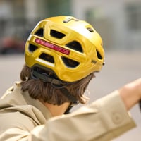 Cască de ciclism urban ABUS Urban-I 4.0, mărimea M, galbenă - cu lumină spate reîncărcabilă, cataramă magnetică, fantă pentru coadă de cal, pentru femei și bărbați 9