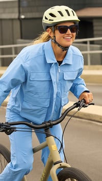 Mestská cyklistická prilba ABUS Urban-I 4.0 – veľkosť S, zelená, s dobíjateľným zadným svetlom, magnetickou prackou, šiltom, 16 vetracími otvormi 7