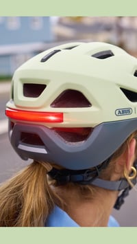 Mestská cyklistická prilba ABUS Urban-I 4.0 – veľkosť S, zelená, s dobíjateľným zadným svetlom, magnetickou prackou, šiltom, 16 vetracími otvormi 8