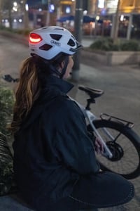 ABUS USB Light Aduro 3.0 – Nabíjateľné svetlo na prilbu s 2 režimami svietenia pre mestskú cyklistickú prilbu Aduro 3.0 3