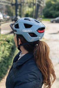 ABUS USB Light Aduro 3.0 – Nabíjateľné svetlo na prilbu s 2 režimami svietenia pre mestskú cyklistickú prilbu Aduro 3.0 4