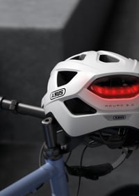 ABUS USB Light Aduro 3.0 – Nabíjateľné svetlo na prilbu s 2 režimami svietenia pre mestskú cyklistickú prilbu Aduro 3.0 2