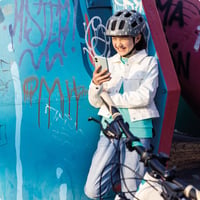 Detská a juniorská cyklistická prilba ABUS Youn-I 2.0 so zabudovaným svetlom pre dievčatá a chlapcov 6