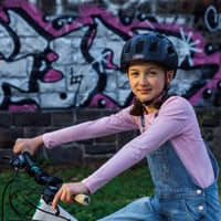 Detská a juniorská cyklistická prilba ABUS Youn-I 2.0 so svetlom – pre dievčatá a chlapcov 8