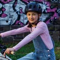 Detská a juniorská cyklistická prilba ABUS Youn-I 2.0 so svetlom – pre dievčatá a chlapcov 6