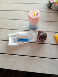 Fľaša na vodu JAPORIA 500 ml, so slamkou a časovou značkou, bez BPA, nepriepustná, vhodná na sýtené nápoje — používaná (stav: pozri 2. obrázok) 2