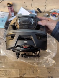 Sena M1 EVO inteligentná cyklistická prilba s Bluetooth — chybná, čiastočne funkčná: nezapína sa Bluetooth interkom (stav: pozri 2. obrázok) 4