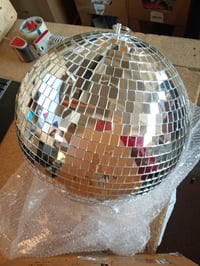 Glob de discotecă Relaxdays, diametru 30 cm, glob oglindă pentru petreceri, cu inel metalic pentru agățat, argintiu, decorativ — utilizat (stare: vezi a 2-a imagine) 2