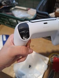 Bezdrôtový ovládač Sony DualSense pre PS5, biely — poškodený, na súčiastky: tlačidlo R2 je zlomené (stav: pozri 2. obrázok) 2