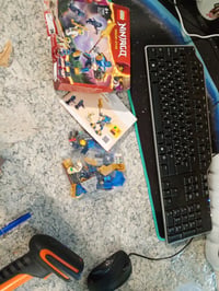 LEGO Ninjago 71805 Jayov bojový robot – Stavebnica nindža bojového robota Jay – Krabica nie je v dobrom stave (stav: pozri 2. obrázok) 2