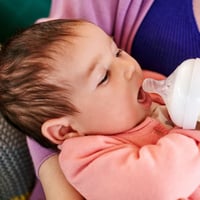 Philips Avent SCD301/03 Újszülött Cumisüveg - Rózsaszín, BPA-mentes, Hasfájást Csökkentő, Mosogatógépben Tisztítható, Ergonomikus Kialakítás 3