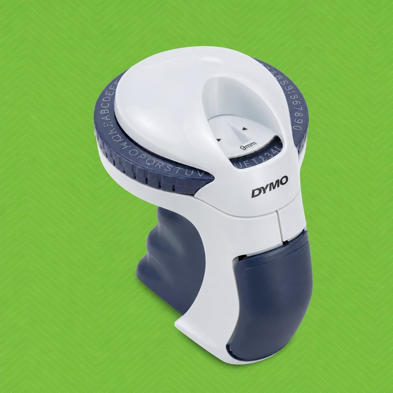 DYMO Omega kézi bélyegző etikettkészítő — hibás, részben működik: töltőnyílás nem pattintható vissza (állapot: lásd a 2. képet)