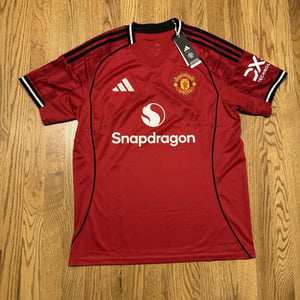 Adidas Manchester United 25/26 domaći autentični dres Bruno Fernandes 8 - veličina S