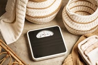 Cântar mecanic de persoane Adler AD 8179 – Cântar analogic de fitness – Capacitate 136 kg – Suprafață antiderapantă – Structură metalică stabilă – Ușor de citit 6
