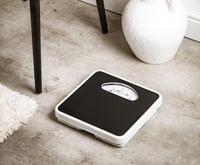 Cântar mecanic de persoane Adler AD 8179 – Cântar analogic de fitness – Capacitate 136 kg – Suprafață antiderapantă – Structură metalică stabilă – Ușor de citit 5
