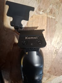 Bezdrôtový zastrihávač vlasov a fúzov Kemei 2299 pre mužov, T-čepeľ s nulovou medzerou, s 3 vodiacimi hrebeňmi (1-2-3 mm), USB nabíjanie, používaný 5
