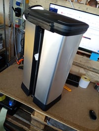Coș de gunoi cu pedală Curver Deco Bin 50 L, aspect metalic gri, închidere silențioasă — element de plastic pentru deschiderea capacului rupt (stare: vezi a 2-a imagine) 3