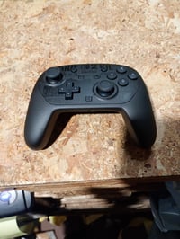 Nintendo Switch 2 Pro Controller Resident Evil Requiem Edition – defect, funcționează parțial: butonul R nu funcționează (stare: vezi a 2-a poză) 2