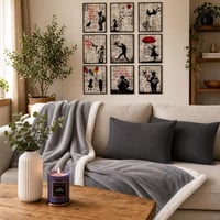 Set za osvježenje dnevnog boravka: 2x jastučnica + sivi pokrivač + bijela vaza + 9x Banksy slika + svijeća 1