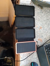 Solárna power banka ADDTOP 20 000 mAh, 22,5 W rýchle nabíjanie, 4 skladacie solárne panely, 3 USB výstupy, externá batéria pre telefón a 3