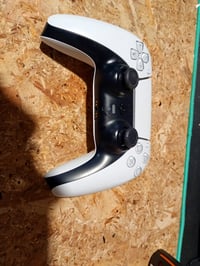 Sony DualSense bijeli bežični kontroler za PS5 – neispravan — neispravan, djelomično radi: lijevi analogni joystick "driftuje" (stanje: vidi 2. sliku) 2