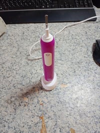 Elektrická zubná kefka Oral-B Pro Junior pre deti, fialová, používaná, bez náhradnej hlavice (stav: pozri 2. obrázok) 2