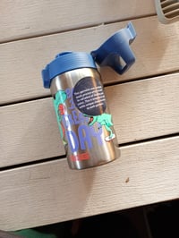 Detská nerezová fľaša SIGG Shield One Great Day 0,5 l – chybná, čiastočne funkčná: Zlomený uzáver (stav: viď 2. obrázok) 2