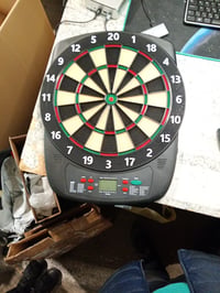 Țintă de darts electronică Kasadin, 32 de jocuri, 590 de variații, afișaj LCD, 1-8 jucători — cu 5 săgeți, fără vârfuri de rezervă (stare: vezi poza a 2-a) 3