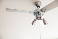 Stropni ventilator sa svjetiljkom AireRyder Cyrus, tih, s poteznim prekidačem, dizajn od sjajnog kroma, reverzibilne lopatice u crnoj/srebrnoj boji, promjer 107 cm 5
