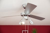 Stropni ventilator sa svjetiljkom AireRyder Cyrus, tih, s poteznim prekidačem, dizajn od sjajnog kroma, reverzibilne lopatice u crnoj/srebrnoj boji, promjer 107 cm 9