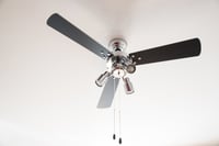 Stropni ventilator sa svjetiljkom AireRyder Cyrus, tih, s poteznim prekidačem, dizajn od sjajnog kroma, reverzibilne lopatice u crnoj/srebrnoj boji, promjer 107 cm 7