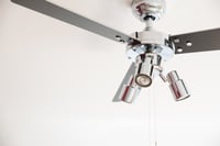 Stropni ventilator sa svjetiljkom AireRyder Cyrus, tih, s poteznim prekidačem, dizajn od sjajnog kroma, reverzibilne lopatice u crnoj/srebrnoj boji, promjer 107 cm 6