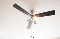 Stropni ventilator sa svjetiljkom AireRyder Cyrus, tih, s poteznim prekidačem, dizajn od sjajnog kroma, reverzibilne lopatice u crnoj/srebrnoj boji, promjer 107 cm 8