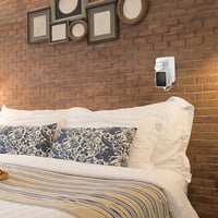 Akoemxeeo Fali Tartó Blink Sync Module 2-höz - Fehér Műanyag Rögzítő USB Kábellel, Blink Kamera Rendszerhez, Fúrás Nélkül Telepíthető 5