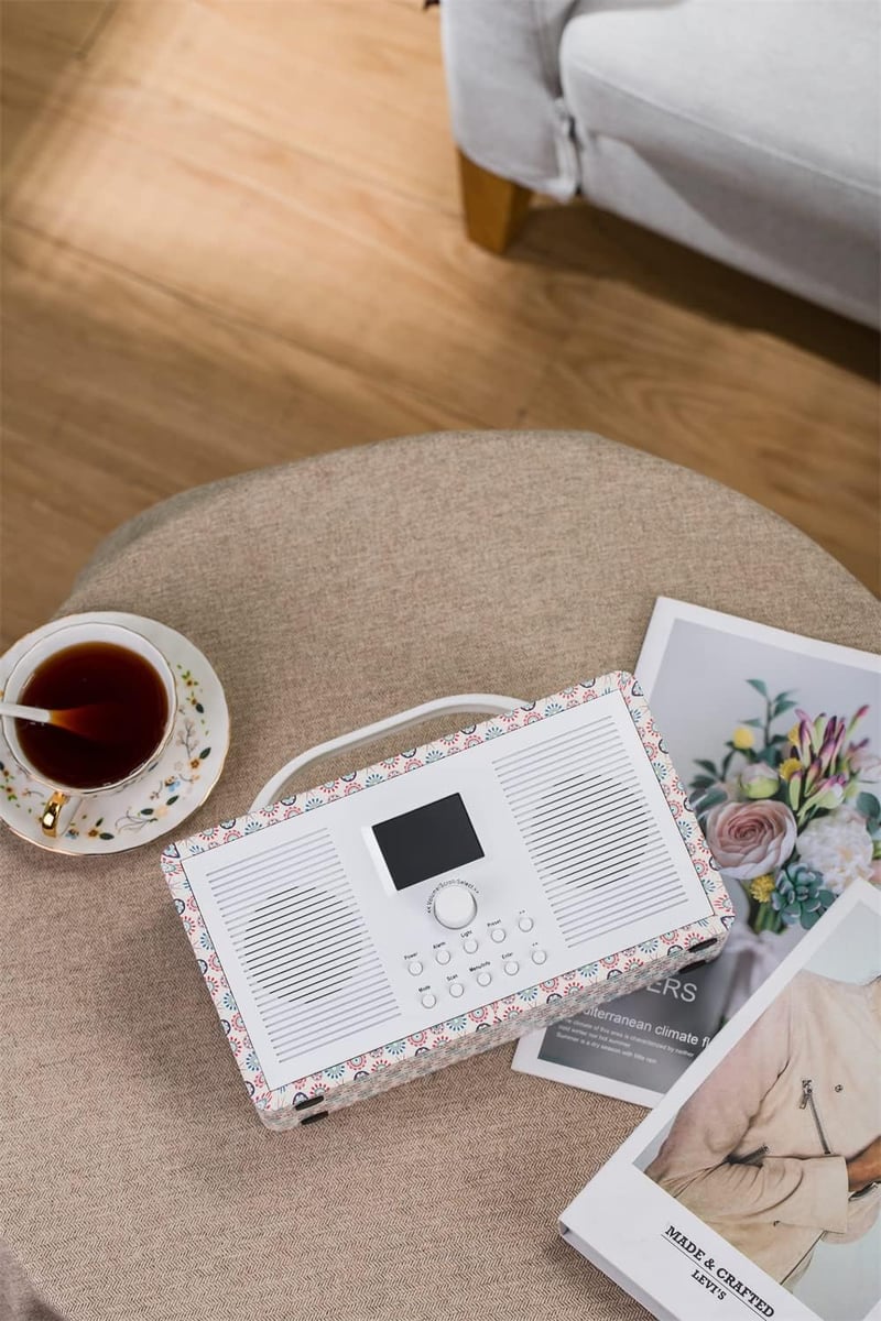 ALANO Hordozható FM/DAB+ Rádió Bluetooth Kapcsolattal, 2.4" TFT Színes Kijelzővel, Dupla Ébresztővel, Retro Virágmintás Fa Dizájn