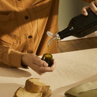 Alessi Fior d'Olio karafa na ochutnávku olivového oleja s nerezovým uzáverom, oceľ 18/10, zelená, 6x8,5x5 cm 5