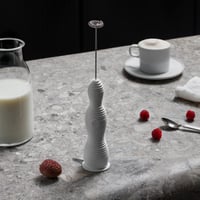Alessi Pulcina MDL11 W pjenilica za mlijeko bijela - termoplastična smola i čelična metlica, s punjivom baterijom 2