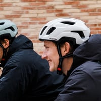 Mestská cyklistická prilba ALPINA Paranus so zadným LED svetlom, lesklá biela, 52-56 cm, ľahká vnútorná škrupina Hi-EPS, odvetrávanie, sieťka proti hmyzu 6